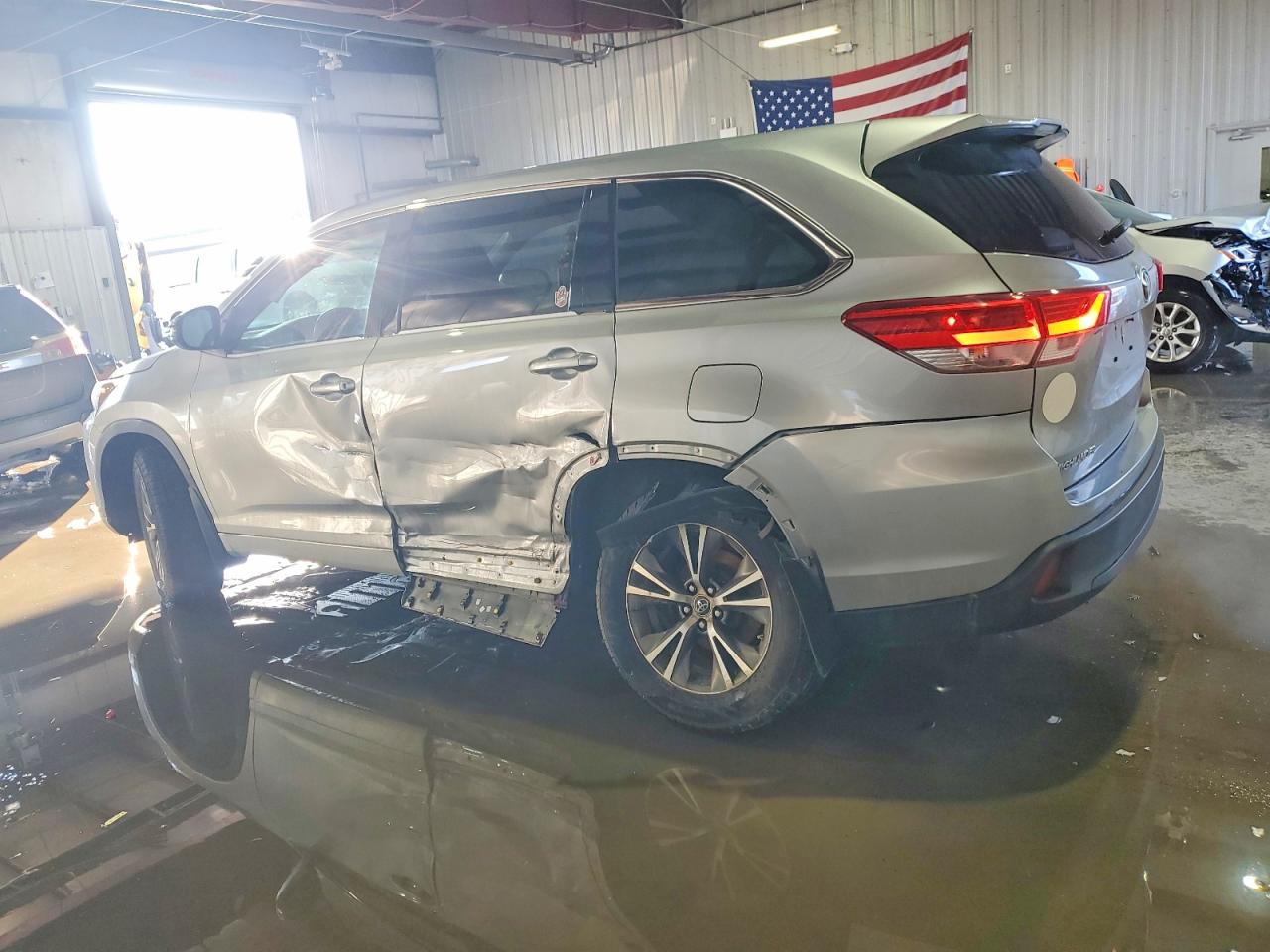 2017 TOYOTA HIGHLANDER LE photo 2