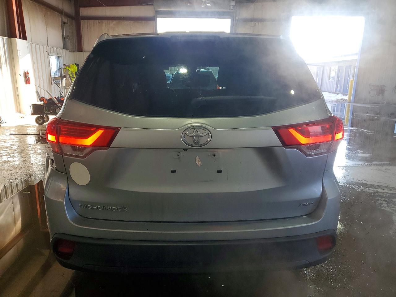 2017 TOYOTA HIGHLANDER LE photo 6