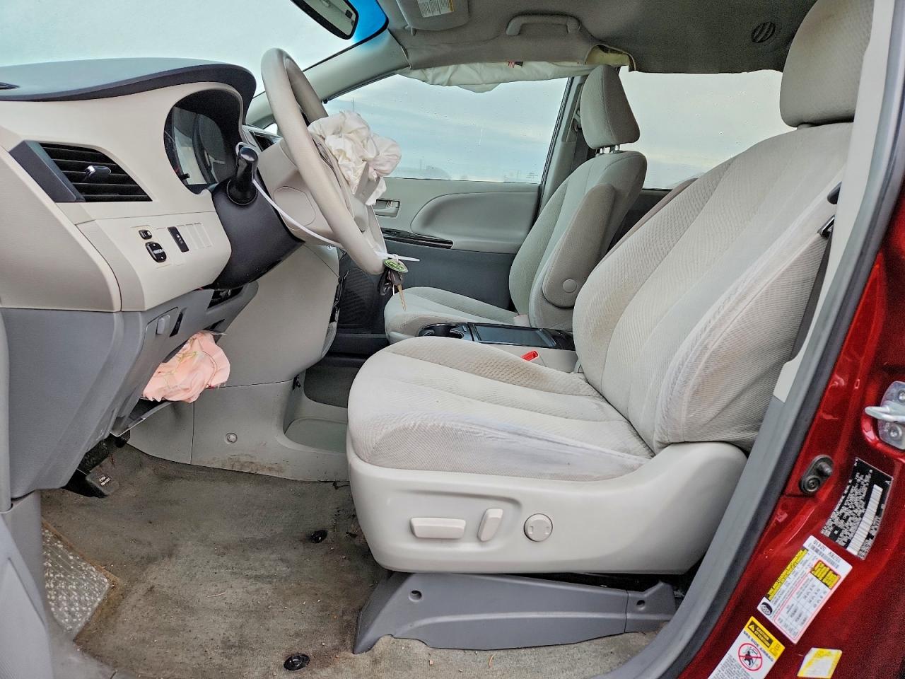 2013 TOYOTA SIENNA LE photo 7