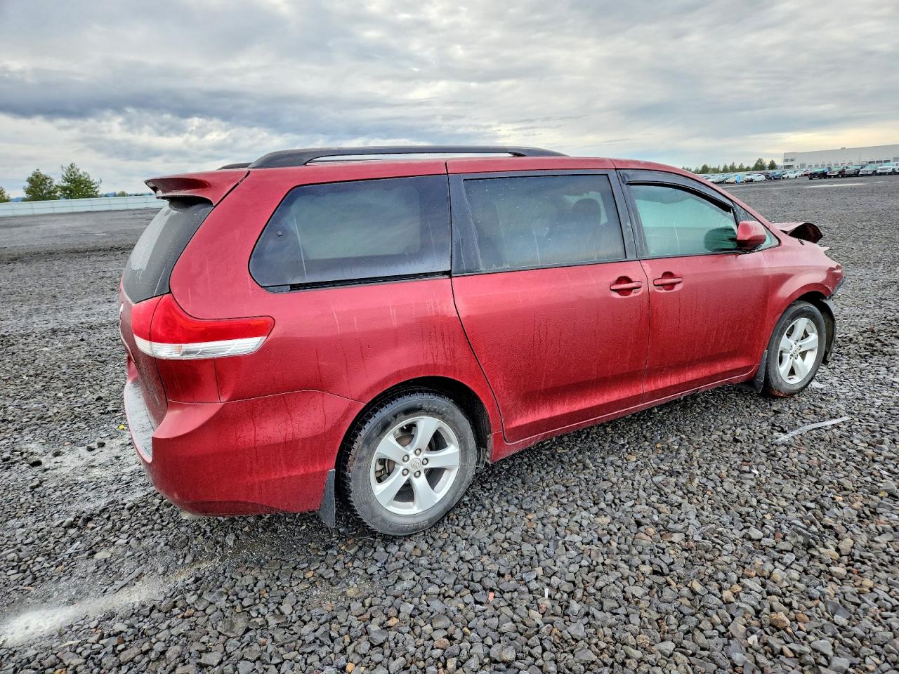 2013 TOYOTA SIENNA LE photo 3