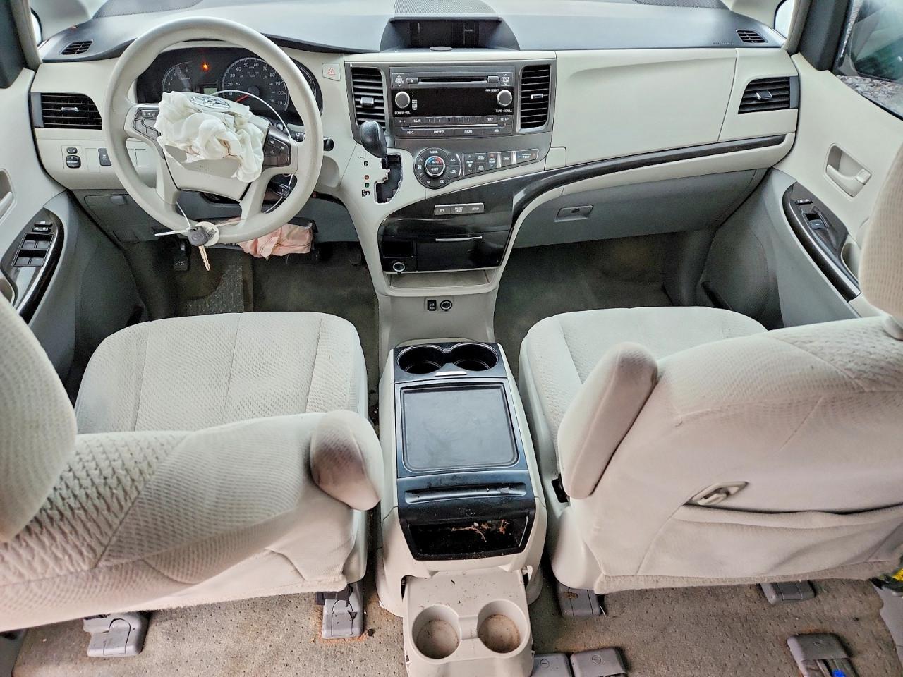 2013 TOYOTA SIENNA LE photo 8