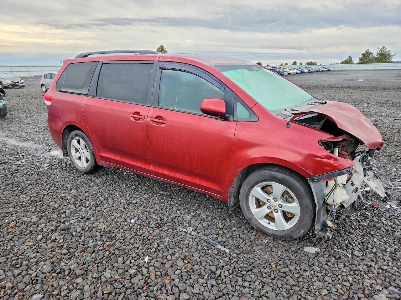 2013 TOYOTA SIENNA LE photo 4