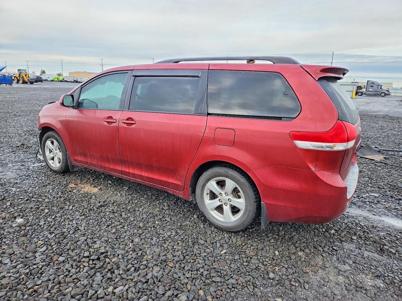 2013 TOYOTA SIENNA LE photo 2