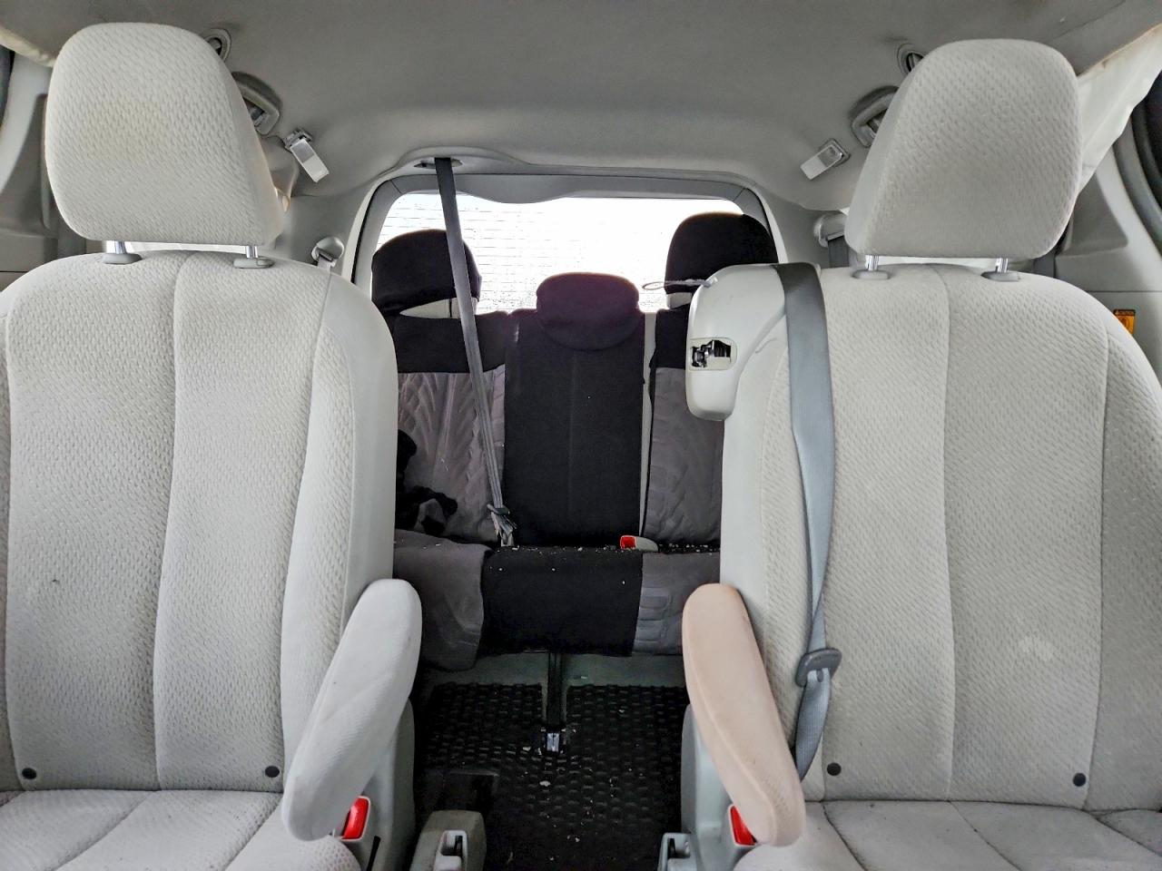 2013 TOYOTA SIENNA LE photo 10