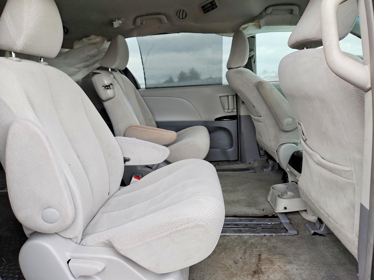 2013 TOYOTA SIENNA LE photo 11