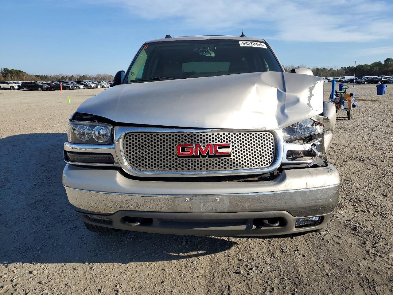 2005 GMC YUKON XL K1500 photo 5