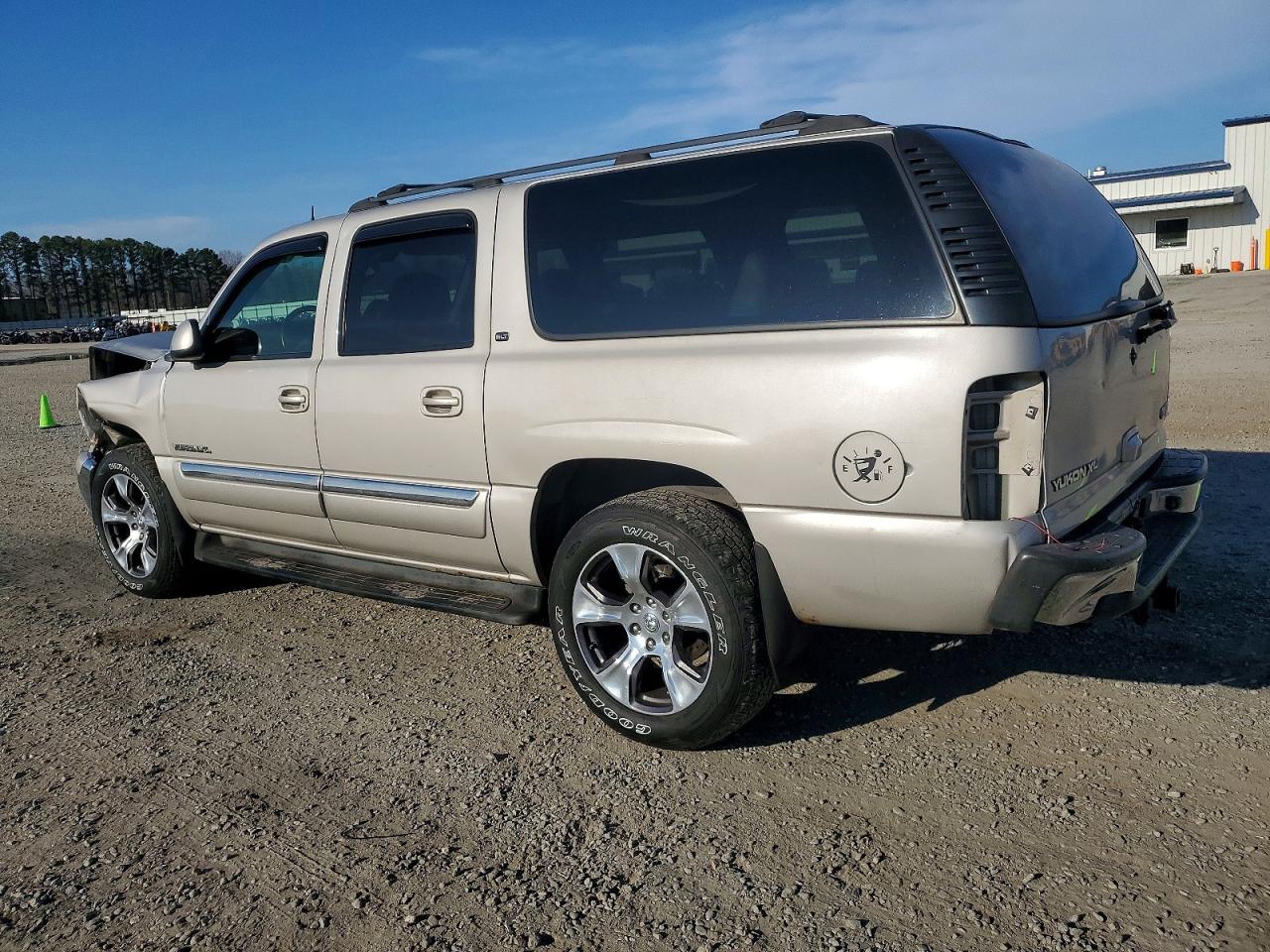 2005 GMC YUKON XL K1500 photo 2
