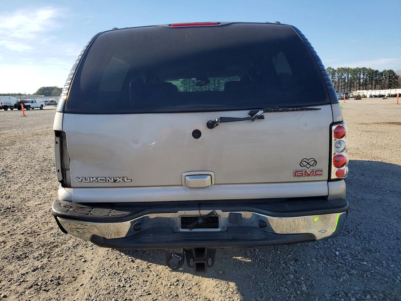 2005 GMC YUKON XL K1500 photo 6