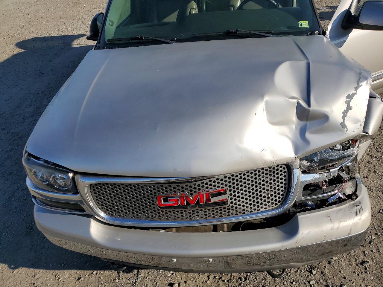 2005 GMC YUKON XL K1500 photo 12