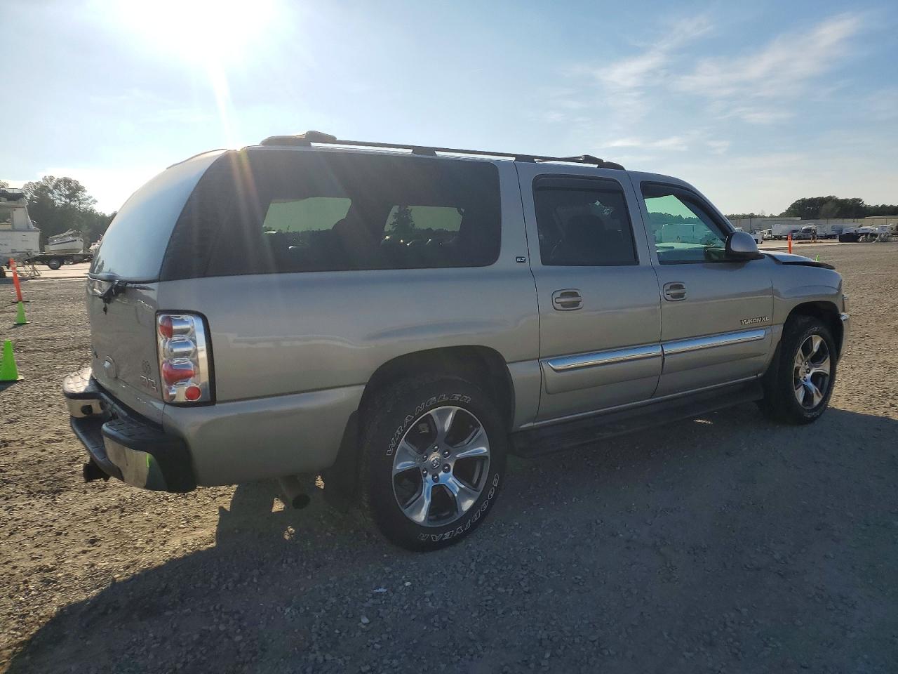2005 GMC YUKON XL K1500 photo 3