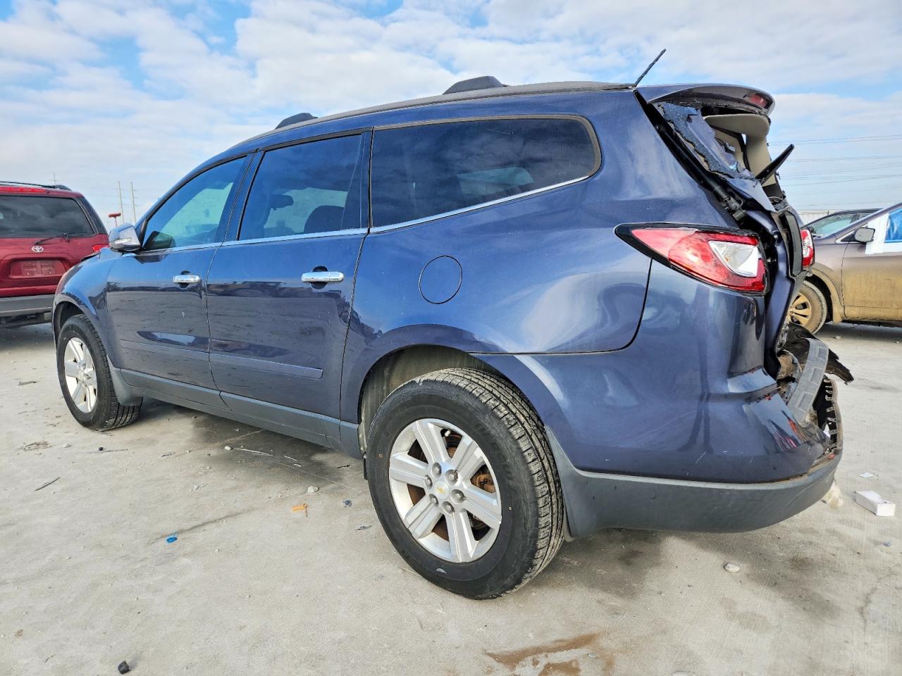 2014 CHEVROLET TRAVERSE LT photo 2