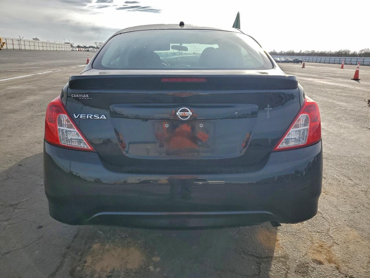 2019 NISSAN VERSA S photo 6