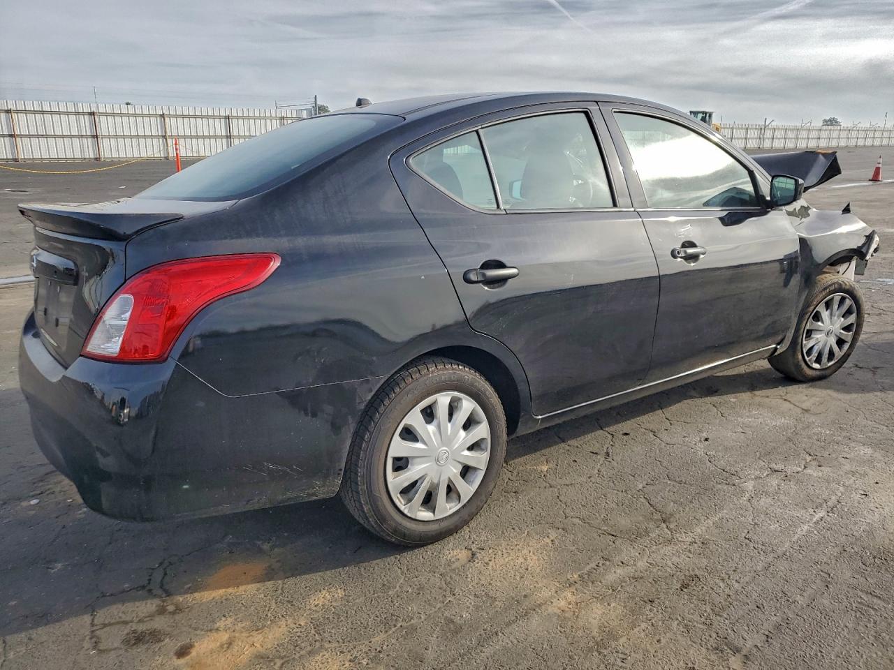 2019 NISSAN VERSA S photo 3