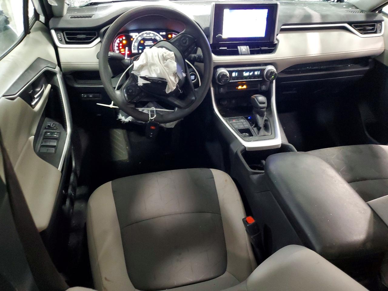 2024 TOYOTA RAV4 XLE photo 8