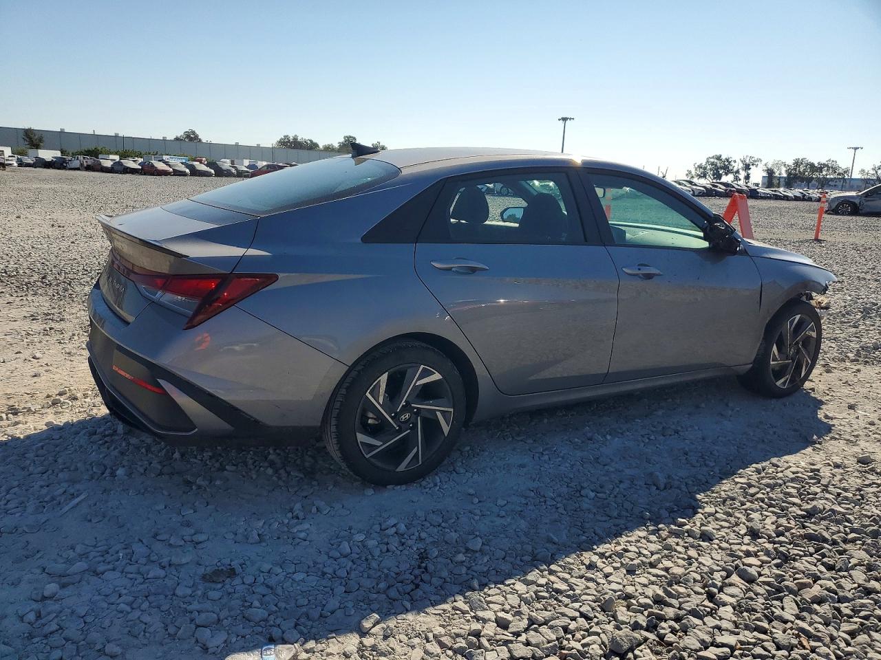 2025 HYUNDAI ELANTRA SEL SPORT photo 3