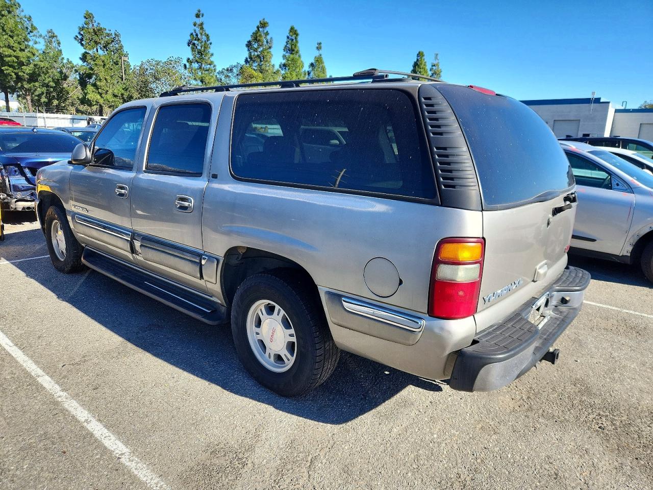 2002 GMC YUKON XL C1500 photo 2