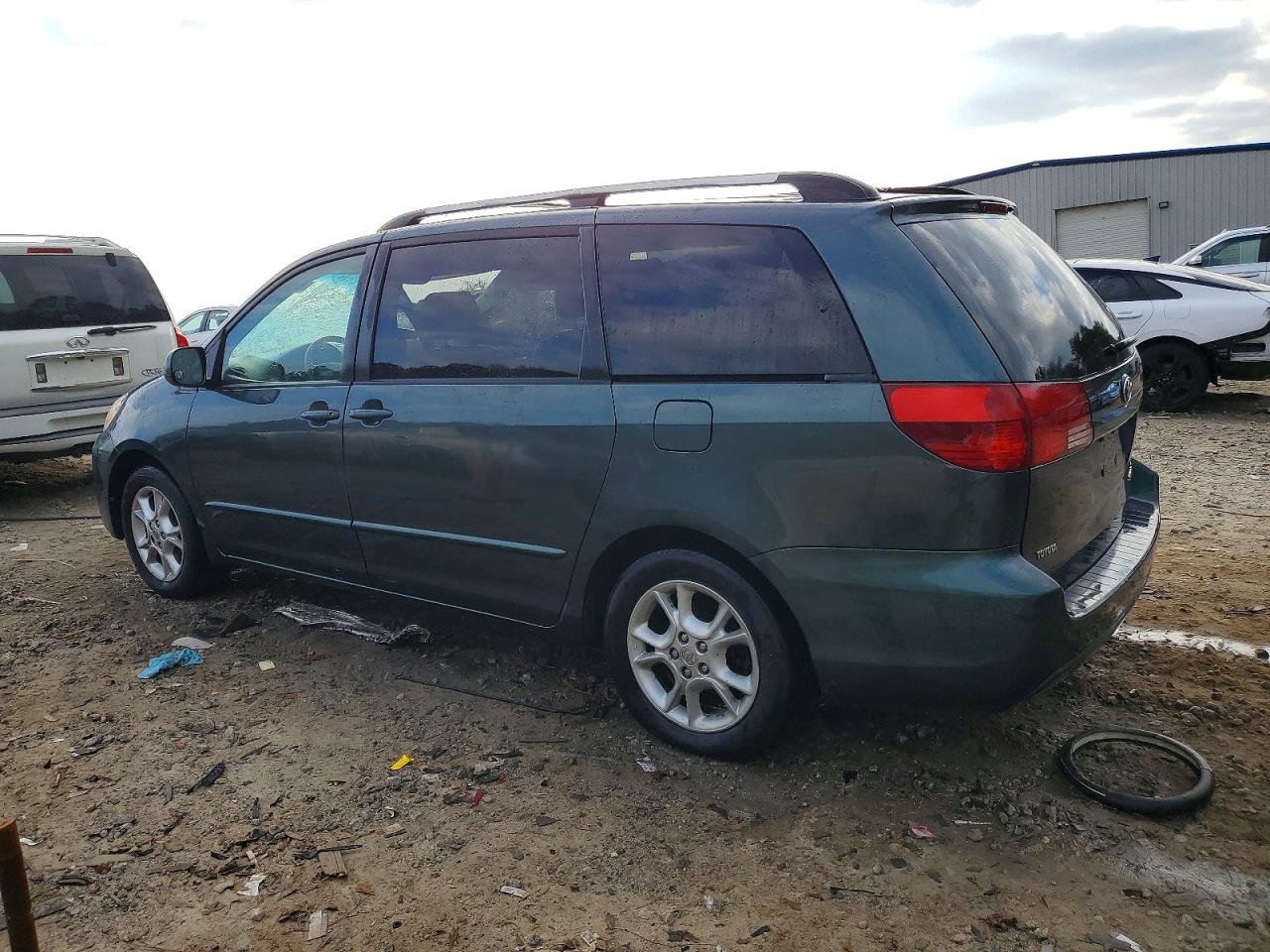 2004 TOYOTA SIENNA XLE photo 2