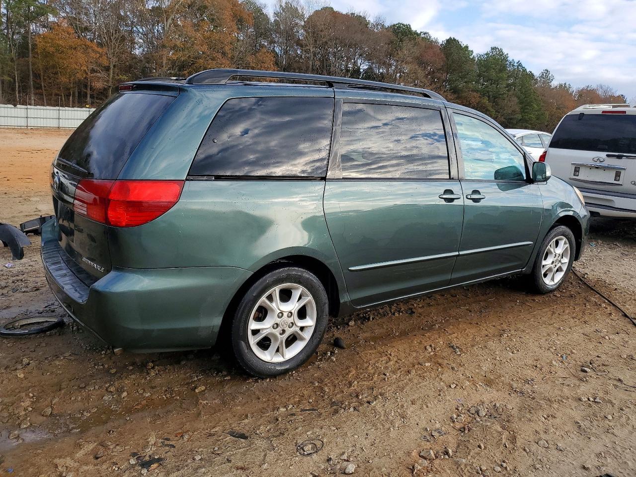 2004 TOYOTA SIENNA XLE photo 3
