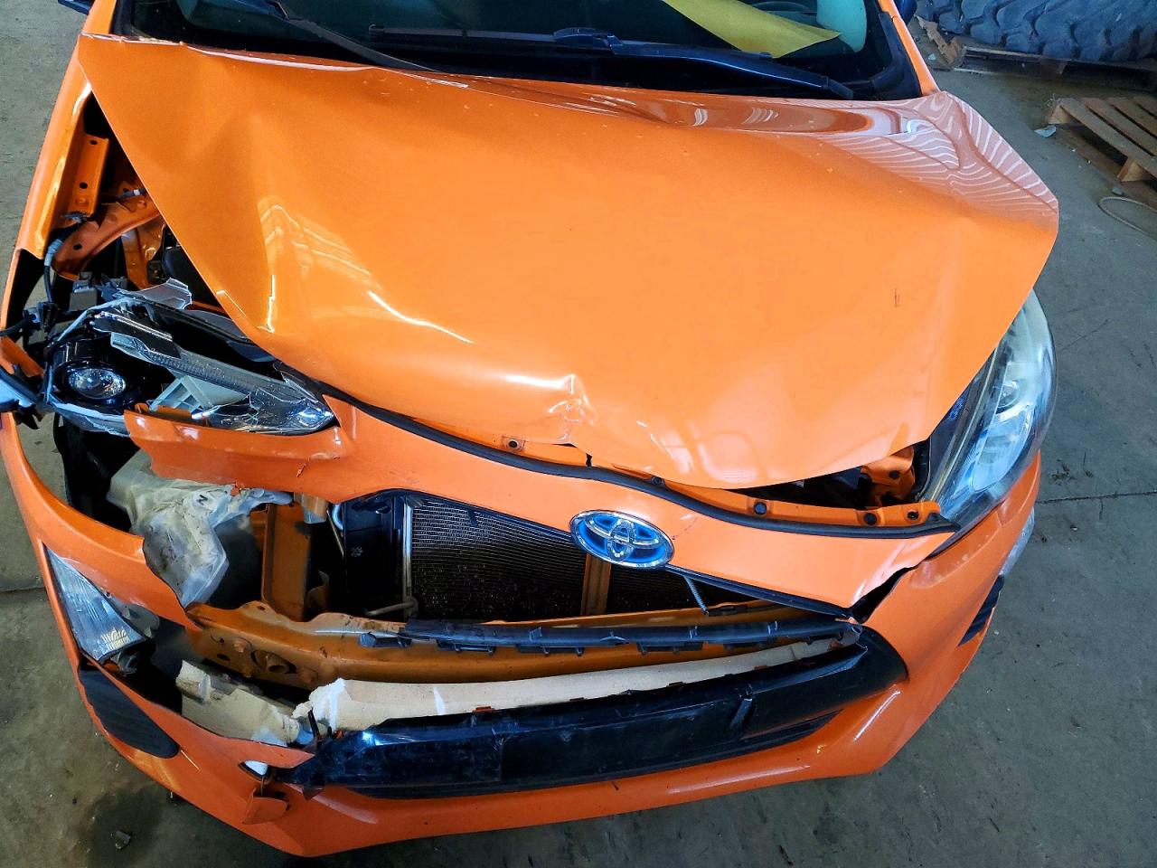 2016 TOYOTA PRIUS C photo 11