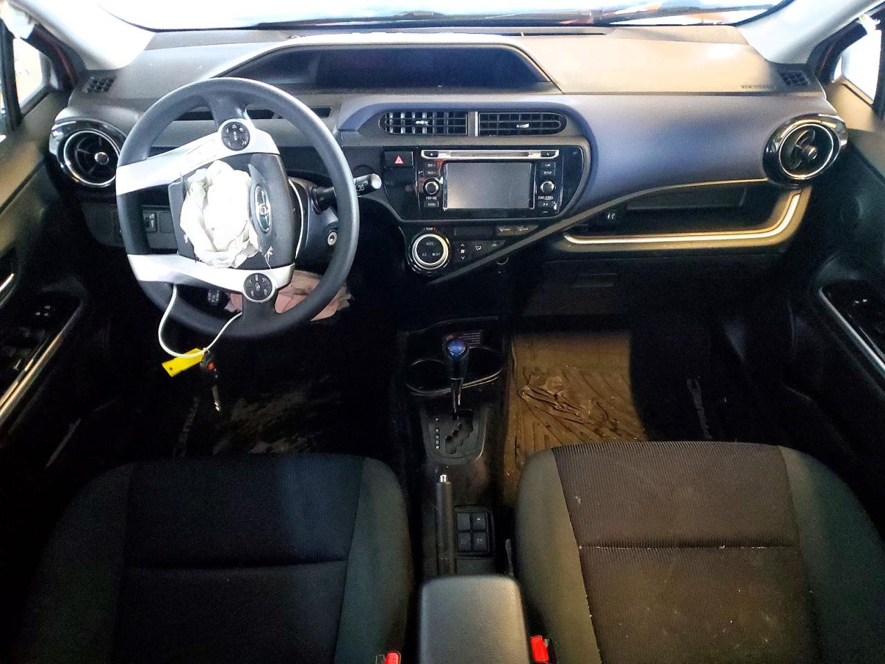 2016 TOYOTA PRIUS C photo 8