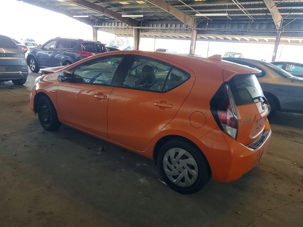 2016 TOYOTA PRIUS C photo 2