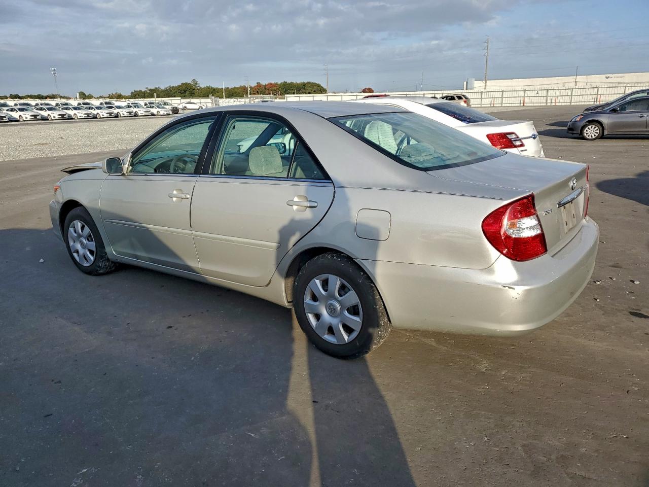 2002 TOYOTA CAMRY LE photo 2