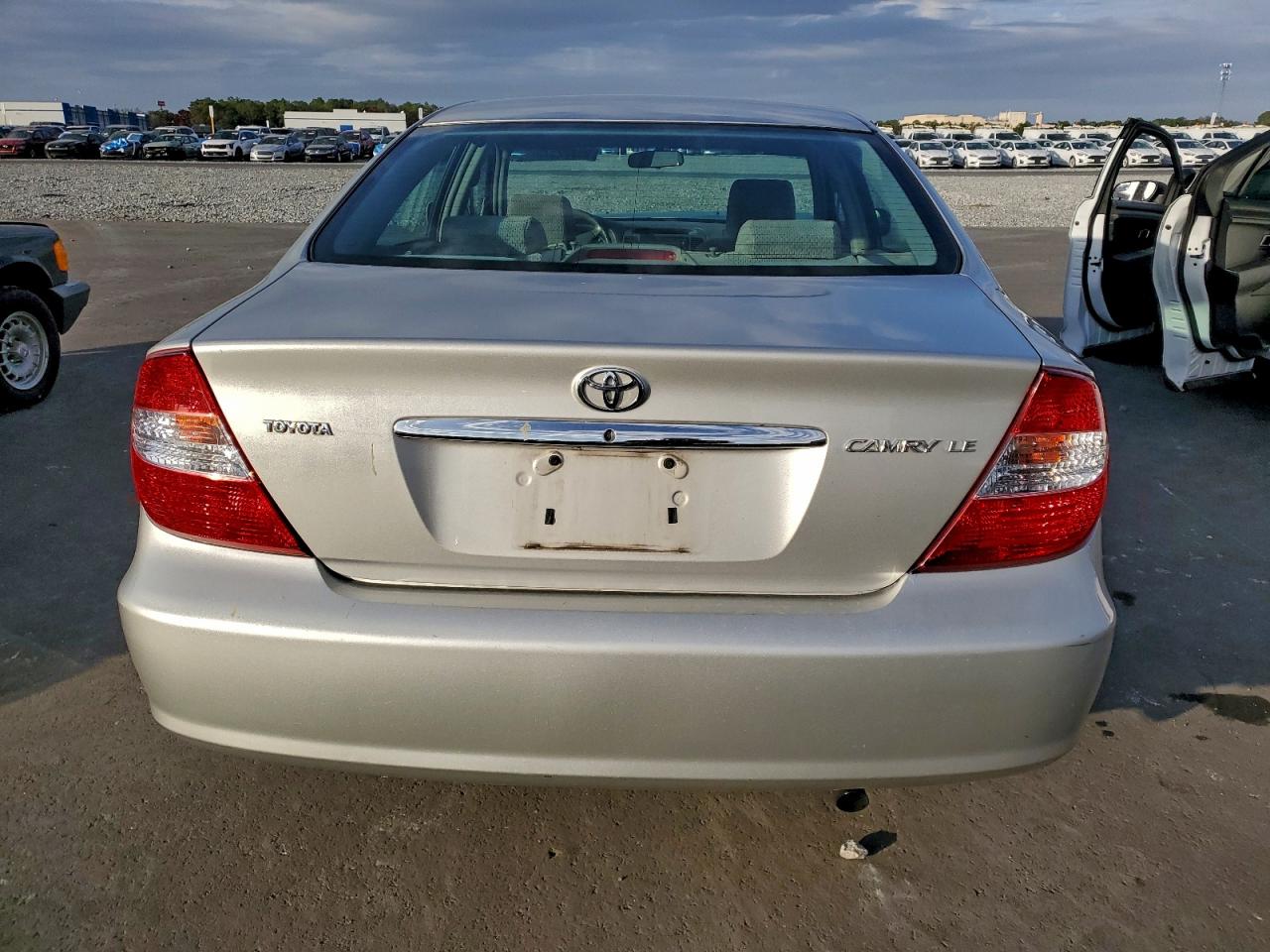 2002 TOYOTA CAMRY LE photo 6