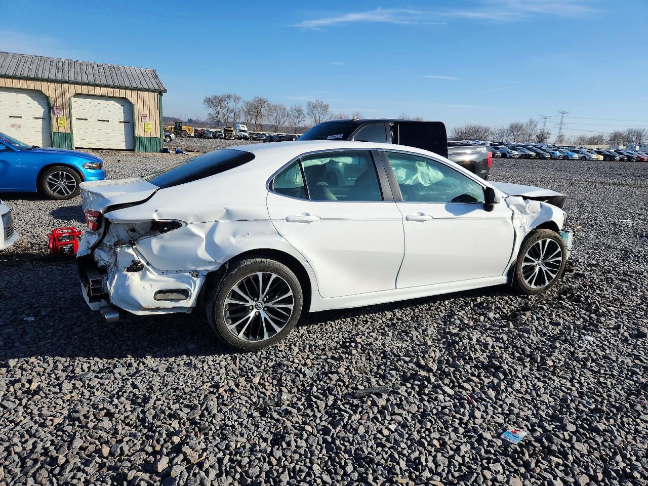 2018 TOYOTA CAMRY L photo 3