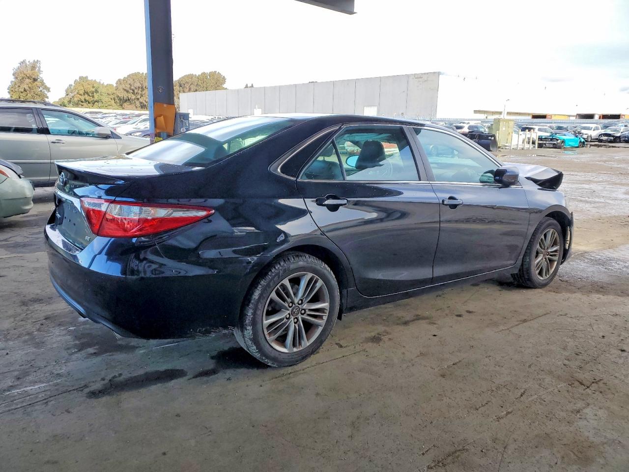 2017 TOYOTA CAMRY LE photo 3