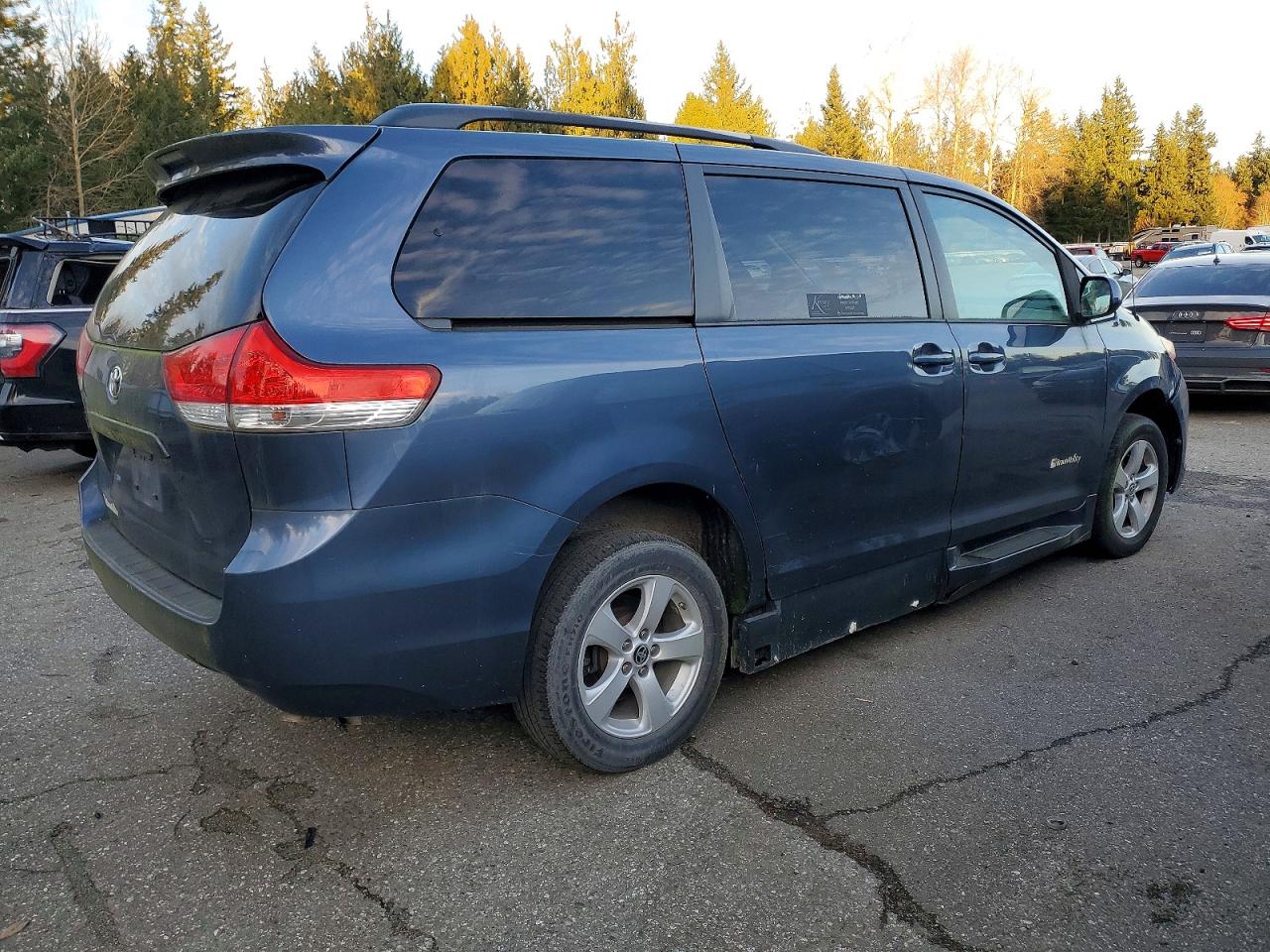 2013 TOYOTA SIENNA LE photo 7