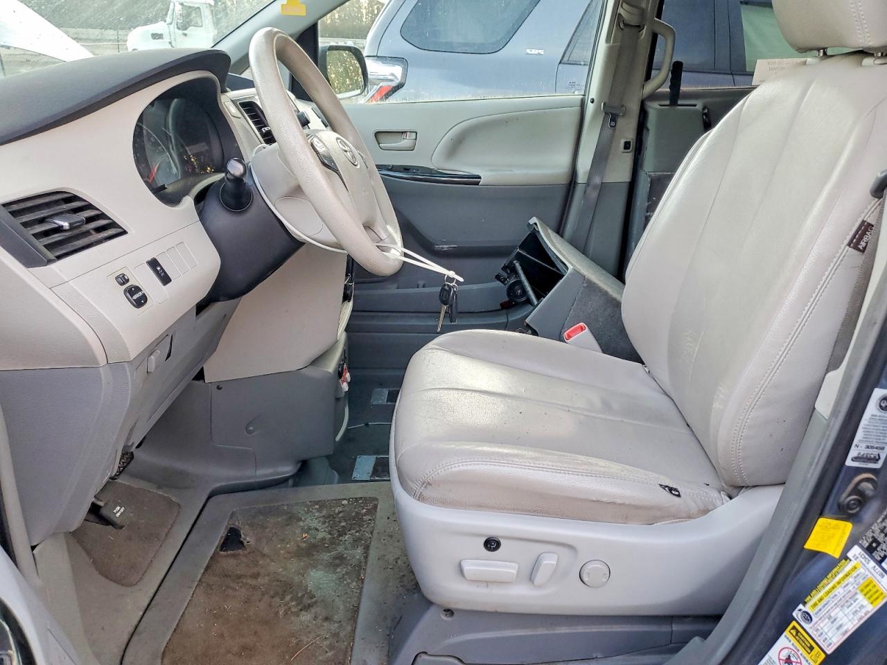 2013 TOYOTA SIENNA LE photo 19