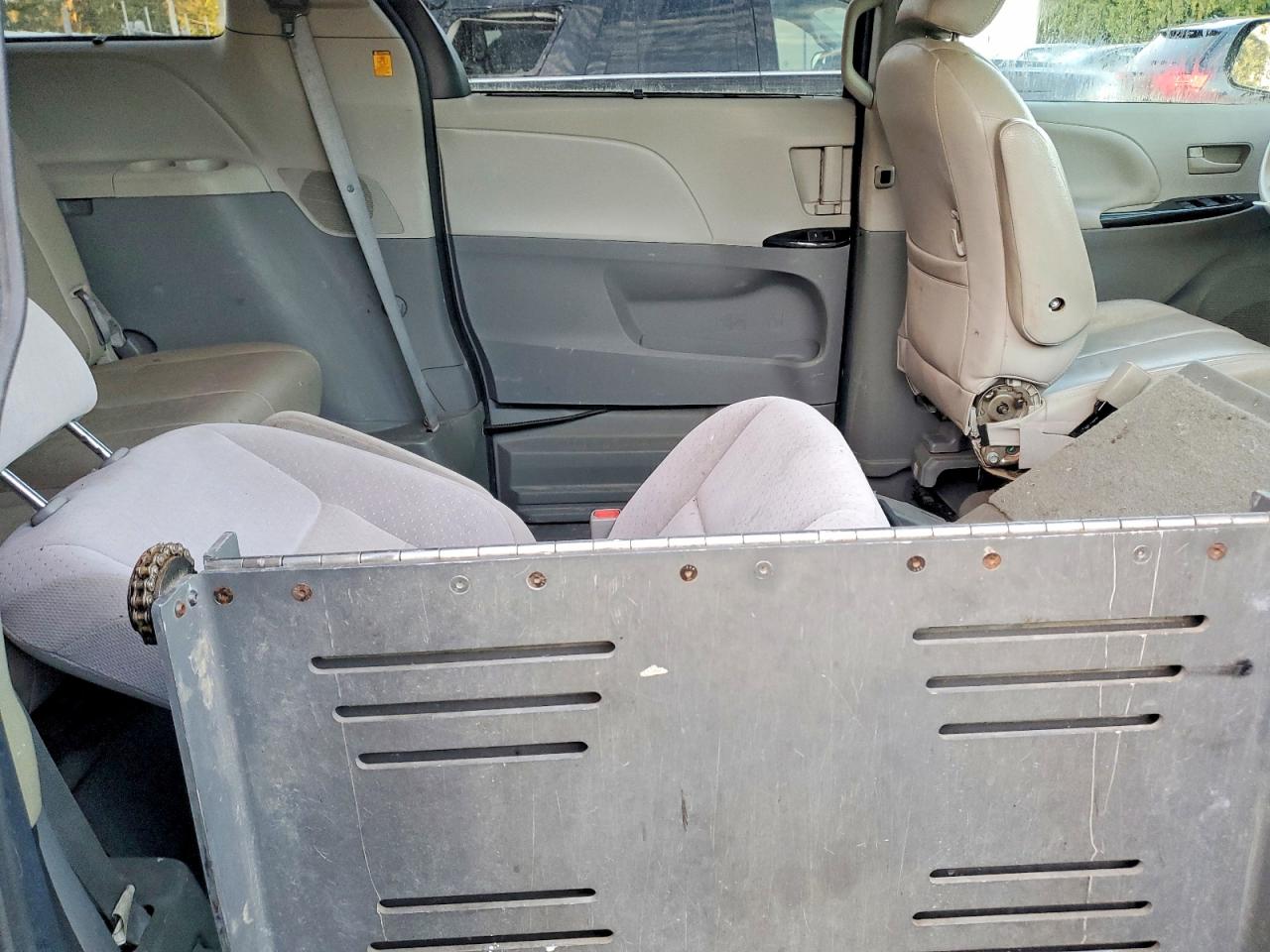 2013 TOYOTA SIENNA LE photo 28