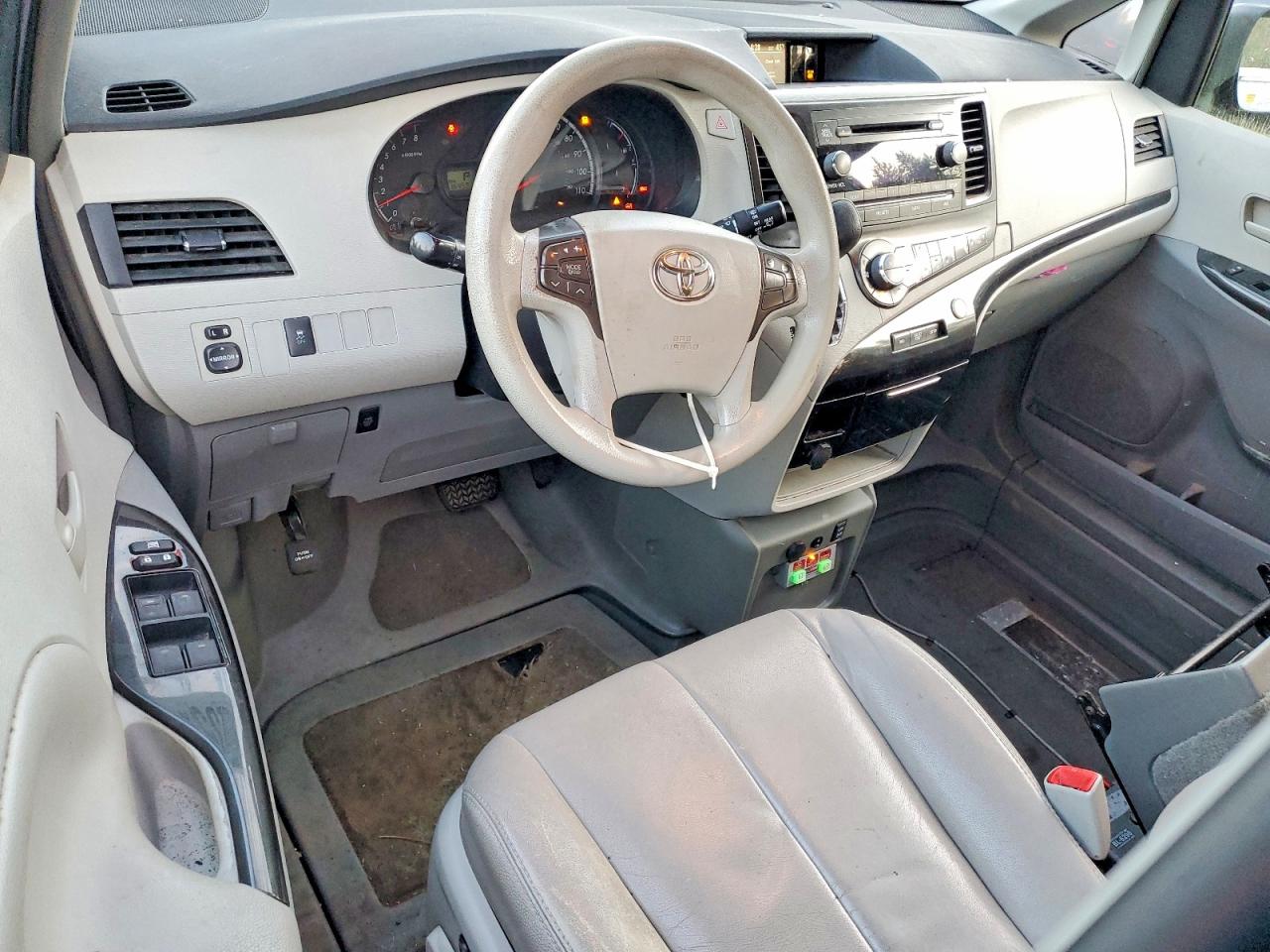 2013 TOYOTA SIENNA LE photo 22