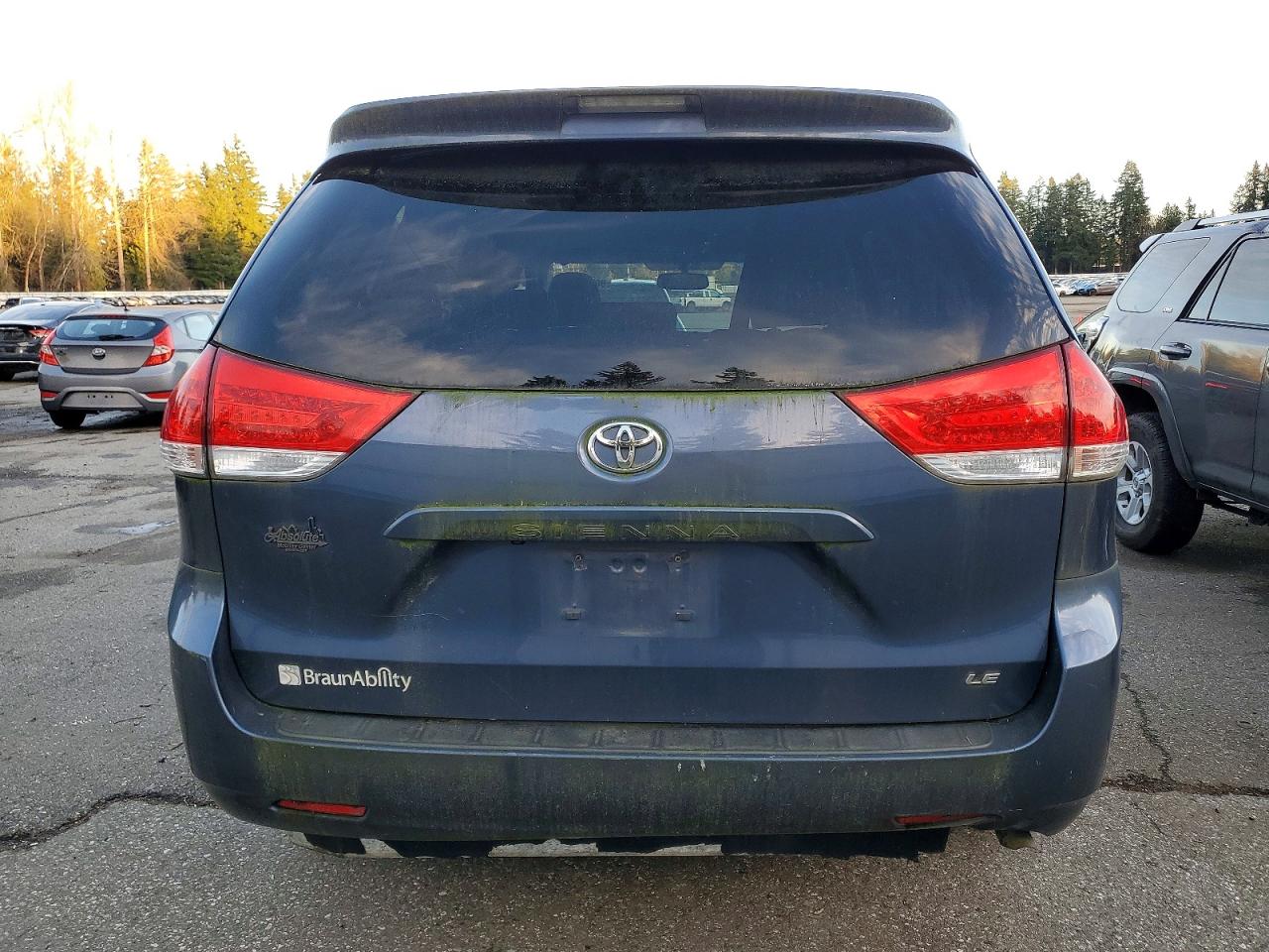 2013 TOYOTA SIENNA LE photo 16