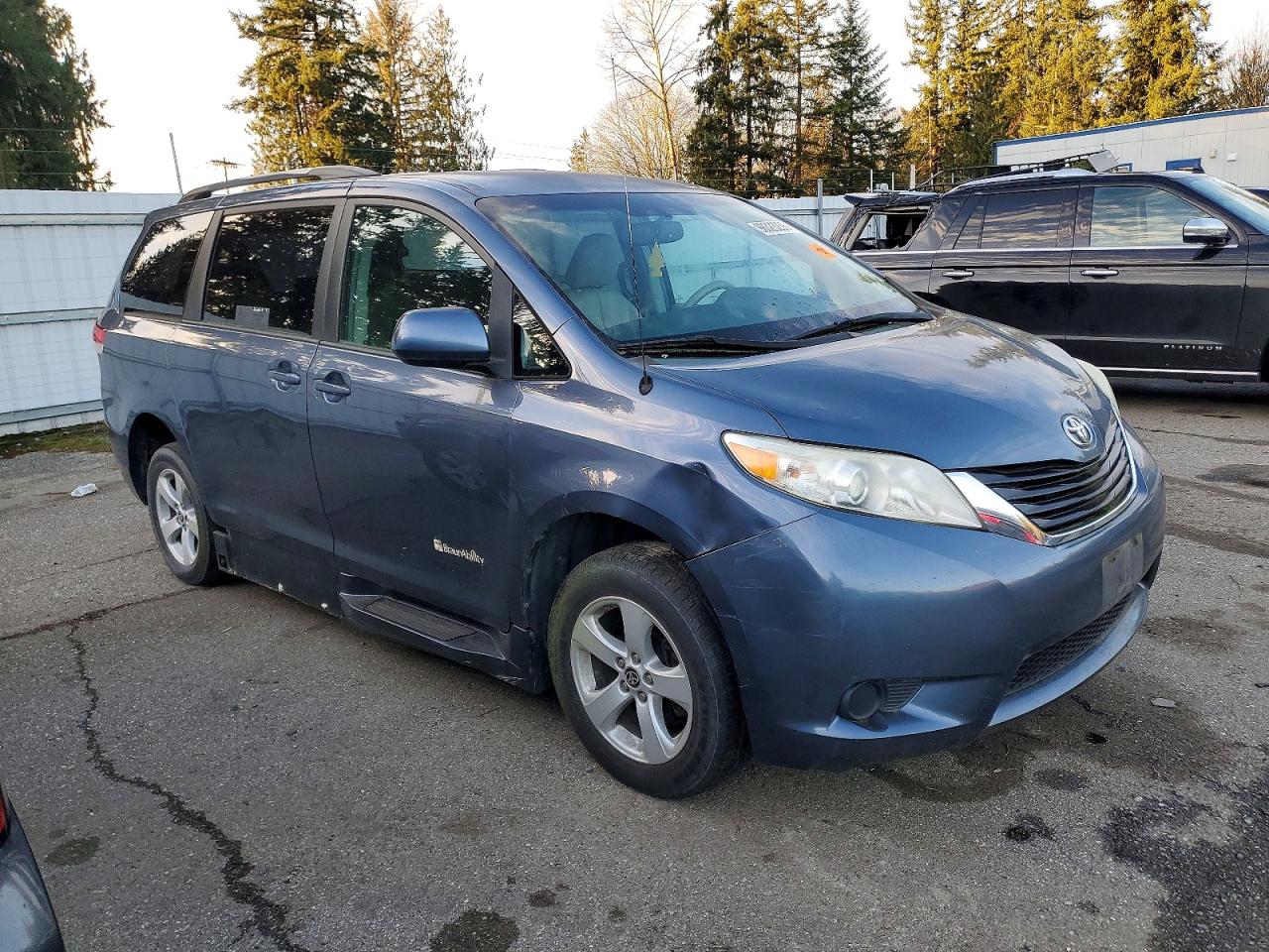 2013 TOYOTA SIENNA LE photo 10