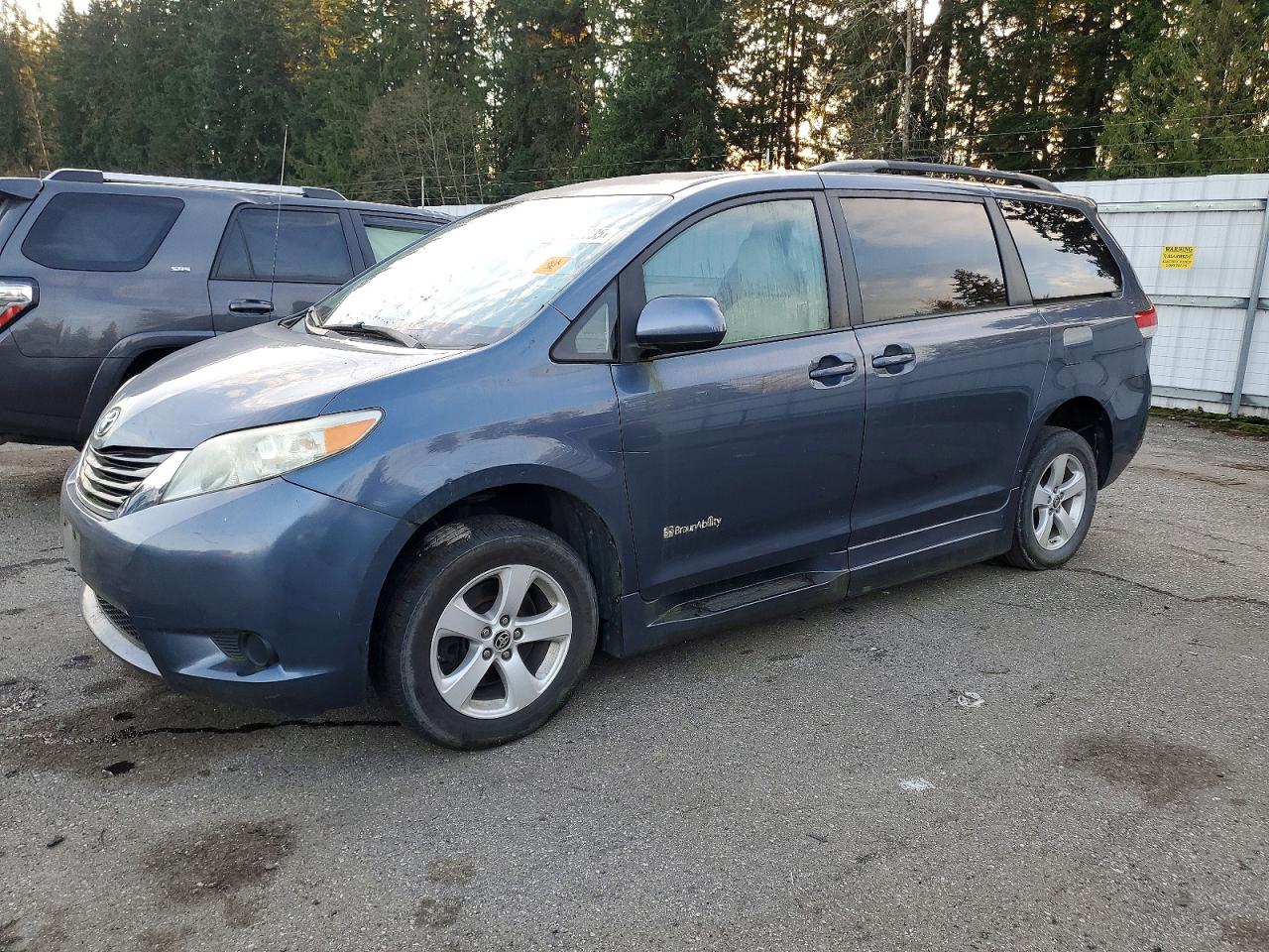 2013 TOYOTA SIENNA