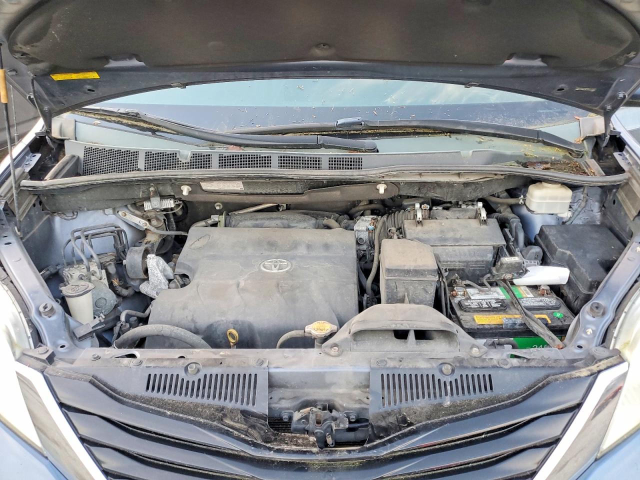 2013 TOYOTA SIENNA LE photo 31