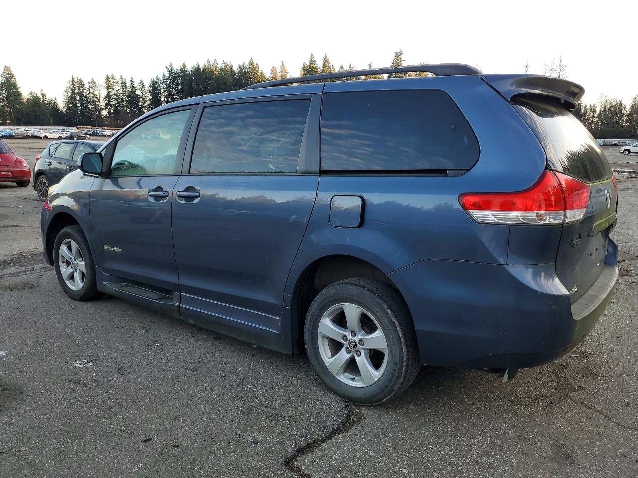 2013 TOYOTA SIENNA LE photo 4