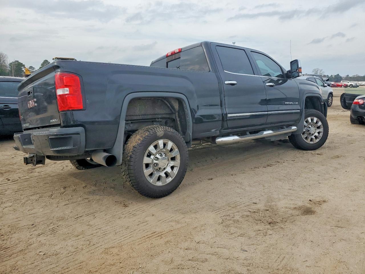 2019 GMC SIERRA K2500 DENALI photo 3