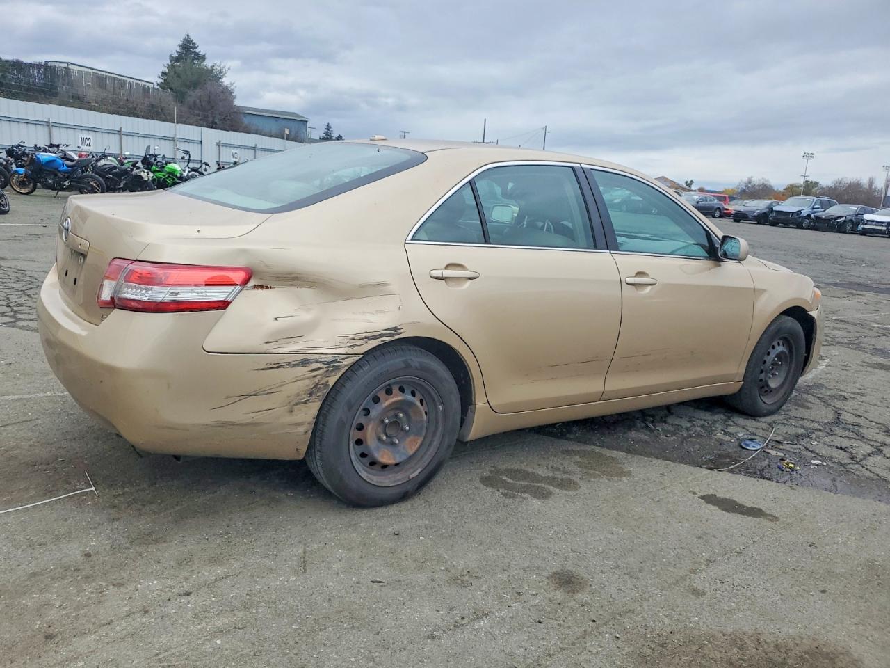 2011 TOYOTA CAMRY BASE photo 3