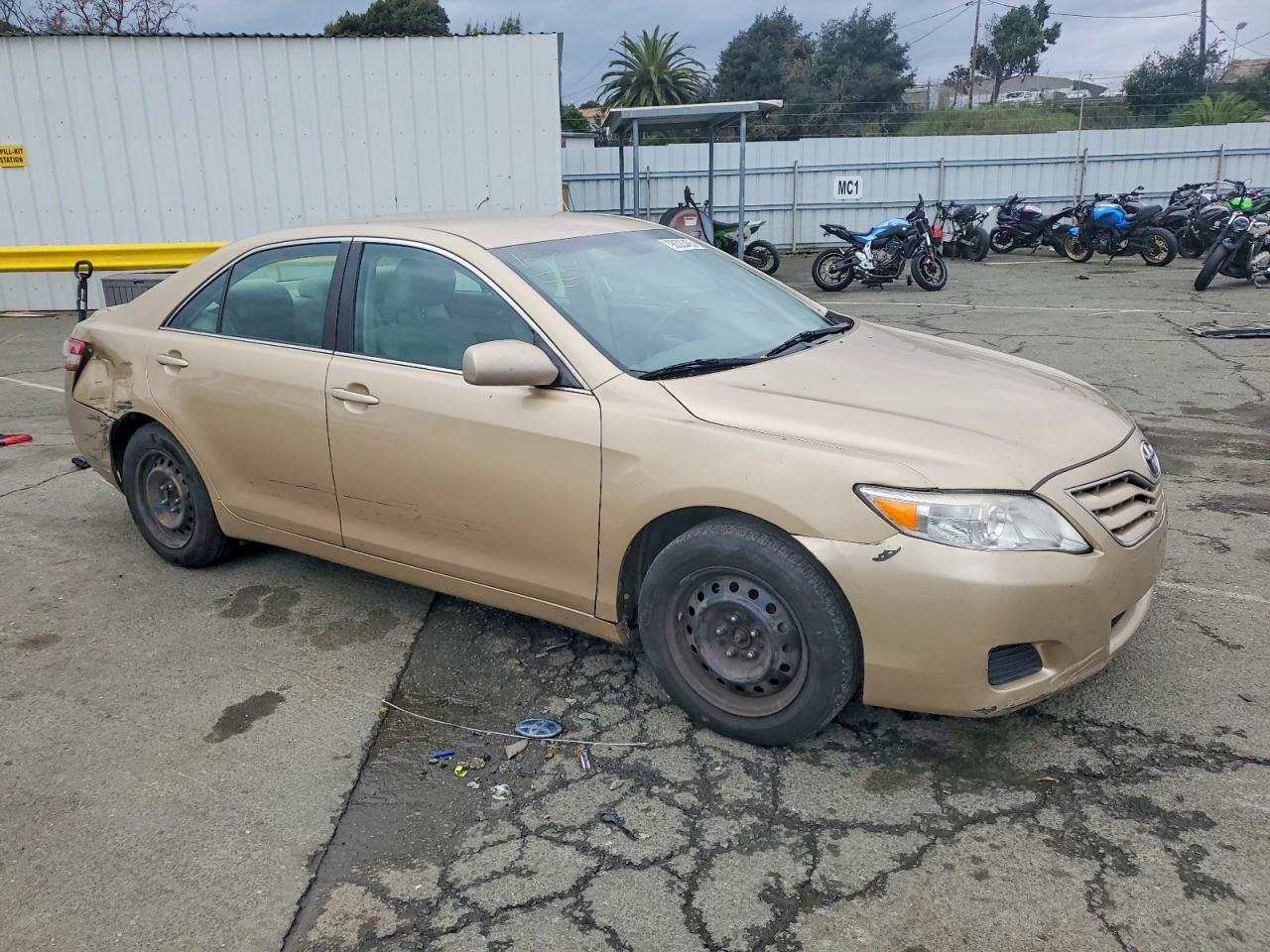 2011 TOYOTA CAMRY BASE photo 4