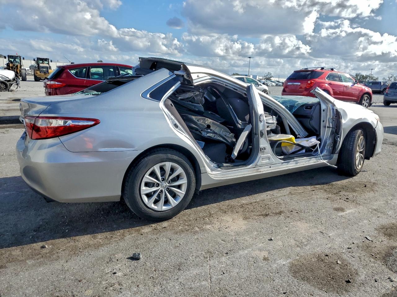 2016 TOYOTA CAMRY LE photo 3