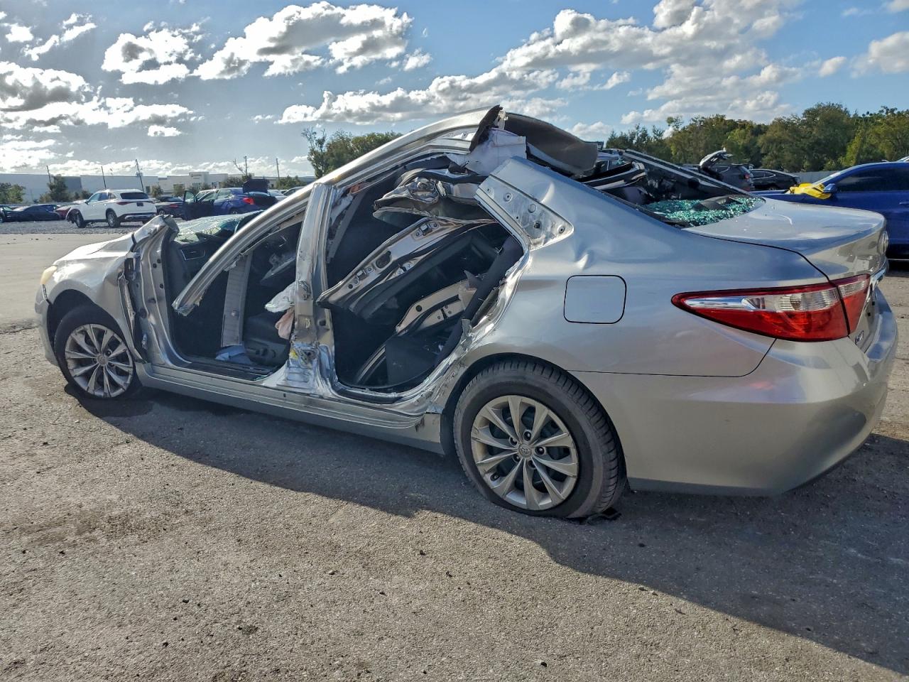 2016 TOYOTA CAMRY LE photo 2