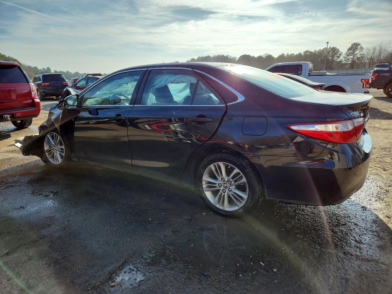 2015 TOYOTA CAMRY SE photo 2