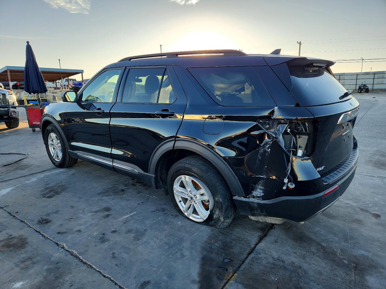 2023 FORD EXPLORER XLT photo 2