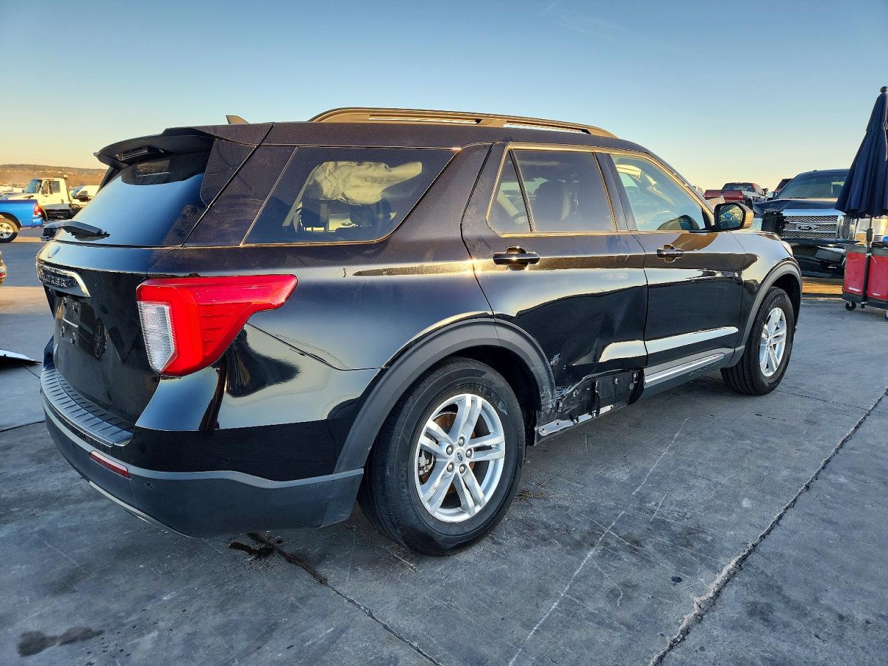 2023 FORD EXPLORER XLT photo 3