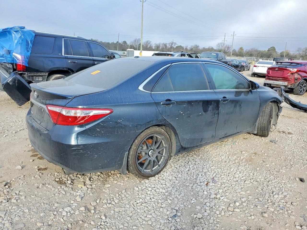 2017 TOYOTA CAMRY XSE photo 3