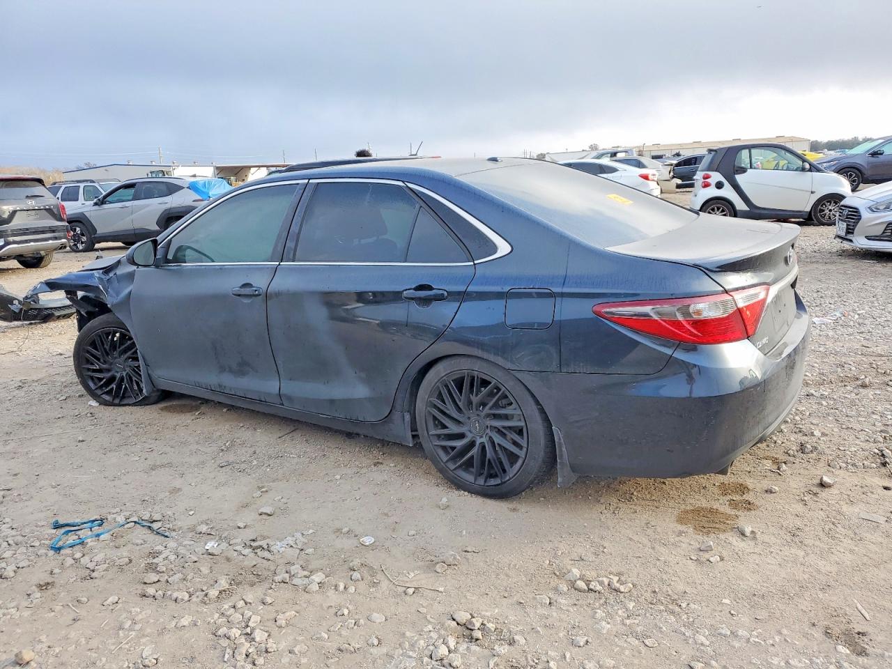 2017 TOYOTA CAMRY XSE photo 2