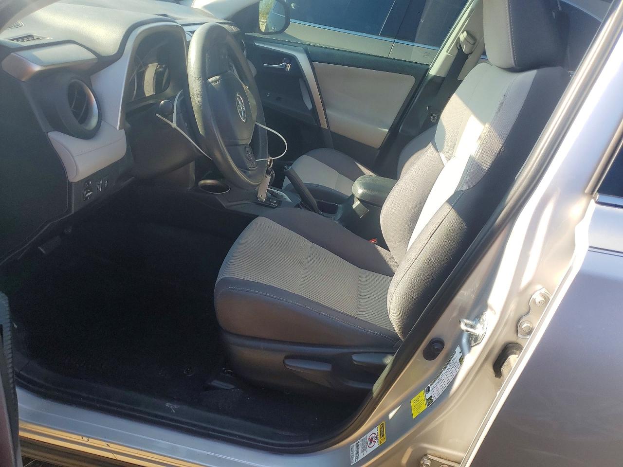 2015 TOYOTA RAV4 XLE photo 13