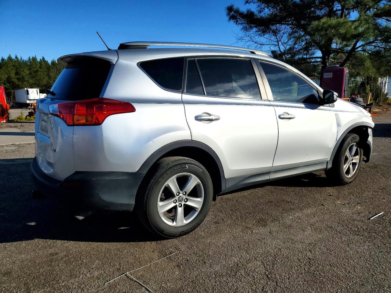 2015 TOYOTA RAV4 XLE photo 5